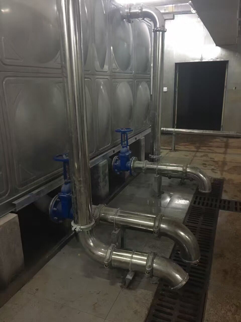 高樓建築供水管道係統使用超大人性香蕉黄色视频.jpg