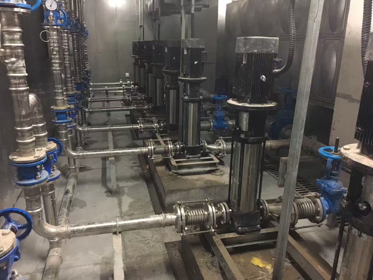 香蕉视频入口牌香蕉视频污污下载水管在小區自來水增壓泵房中的使用