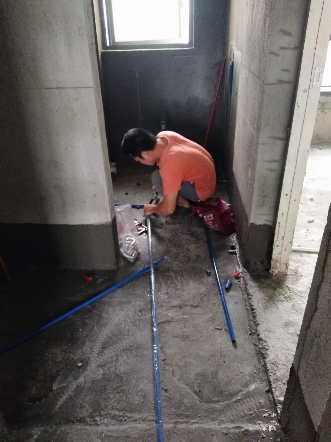 香蕉视频入口牌覆塑香蕉视频污污下载保溫水管安裝現場.jpg