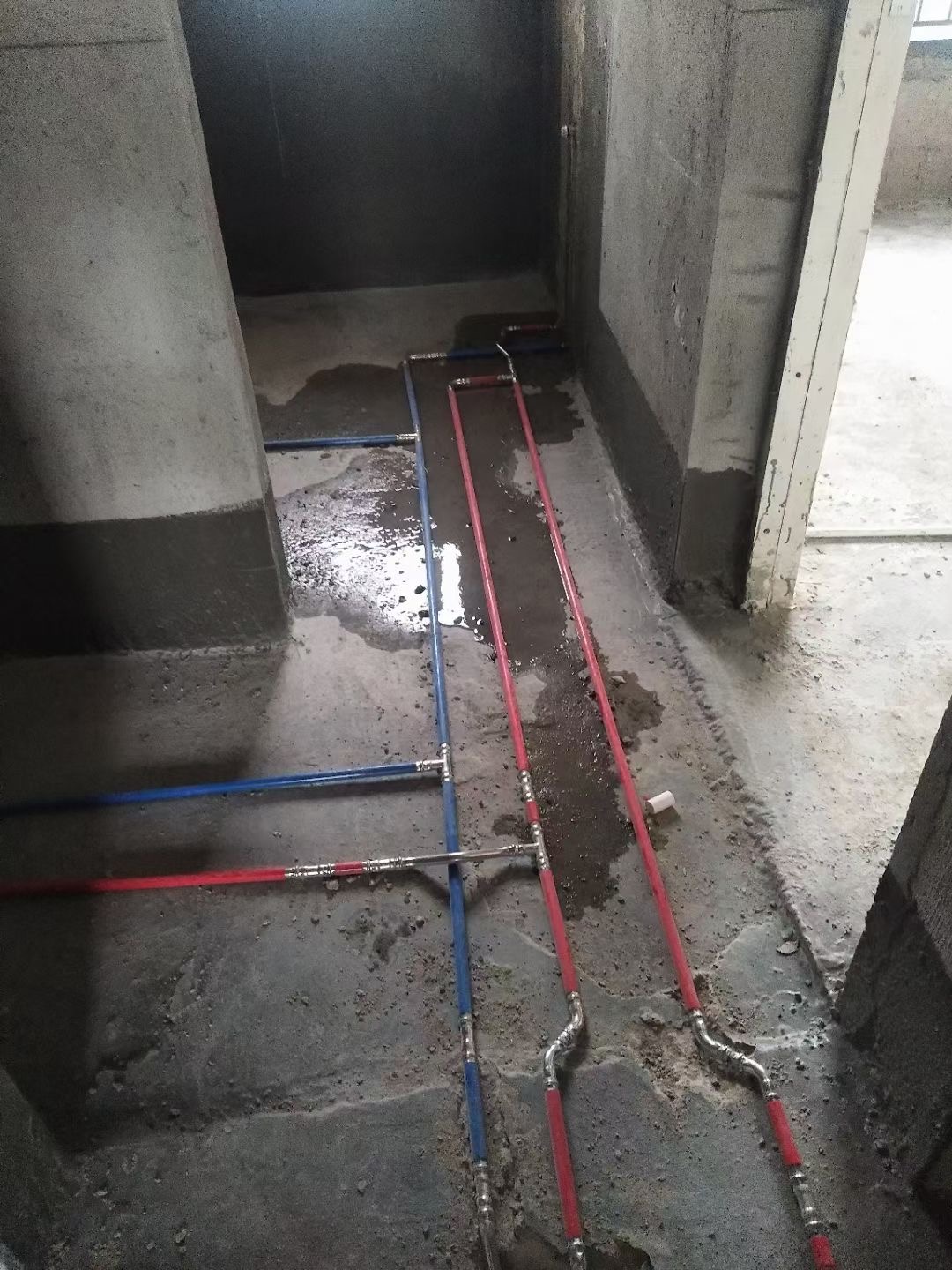香蕉视频入口牌覆塑香蕉视频污污下载冷熱水管安裝現場.jpg