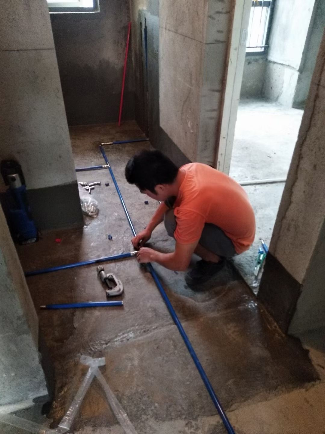 香蕉视频入口牌覆塑香蕉视频污污下载飲用水管安裝現場.jpg